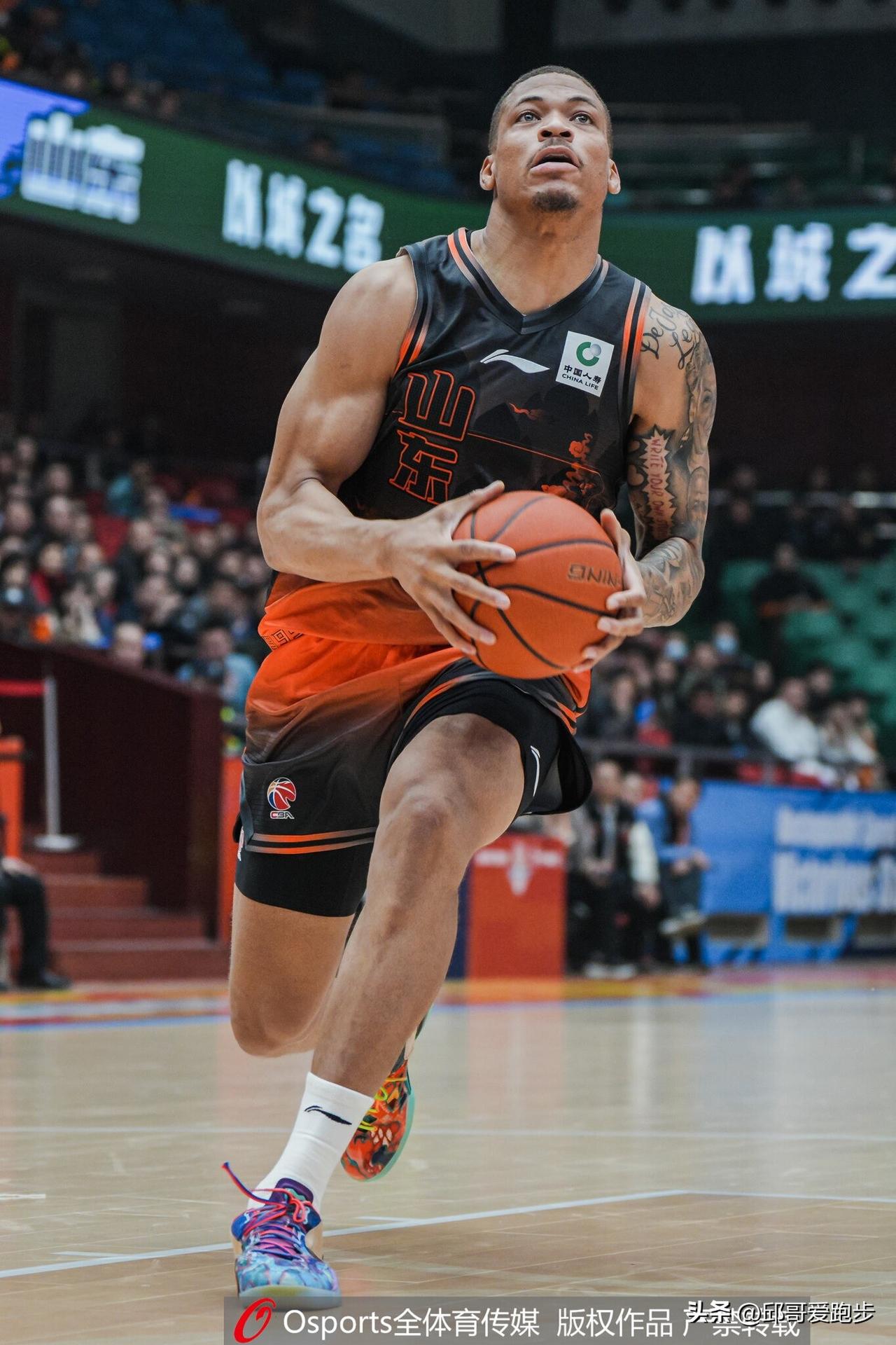 首先恭喜山东高速男篮收获客场两连胜！继续保持对四强的冲击，今晚赢了就进4强了！