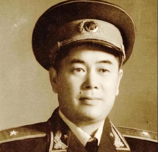 1985年，福州军区解散，司令员江拥辉前往北京开会，但他发现自己并没有得到新的任