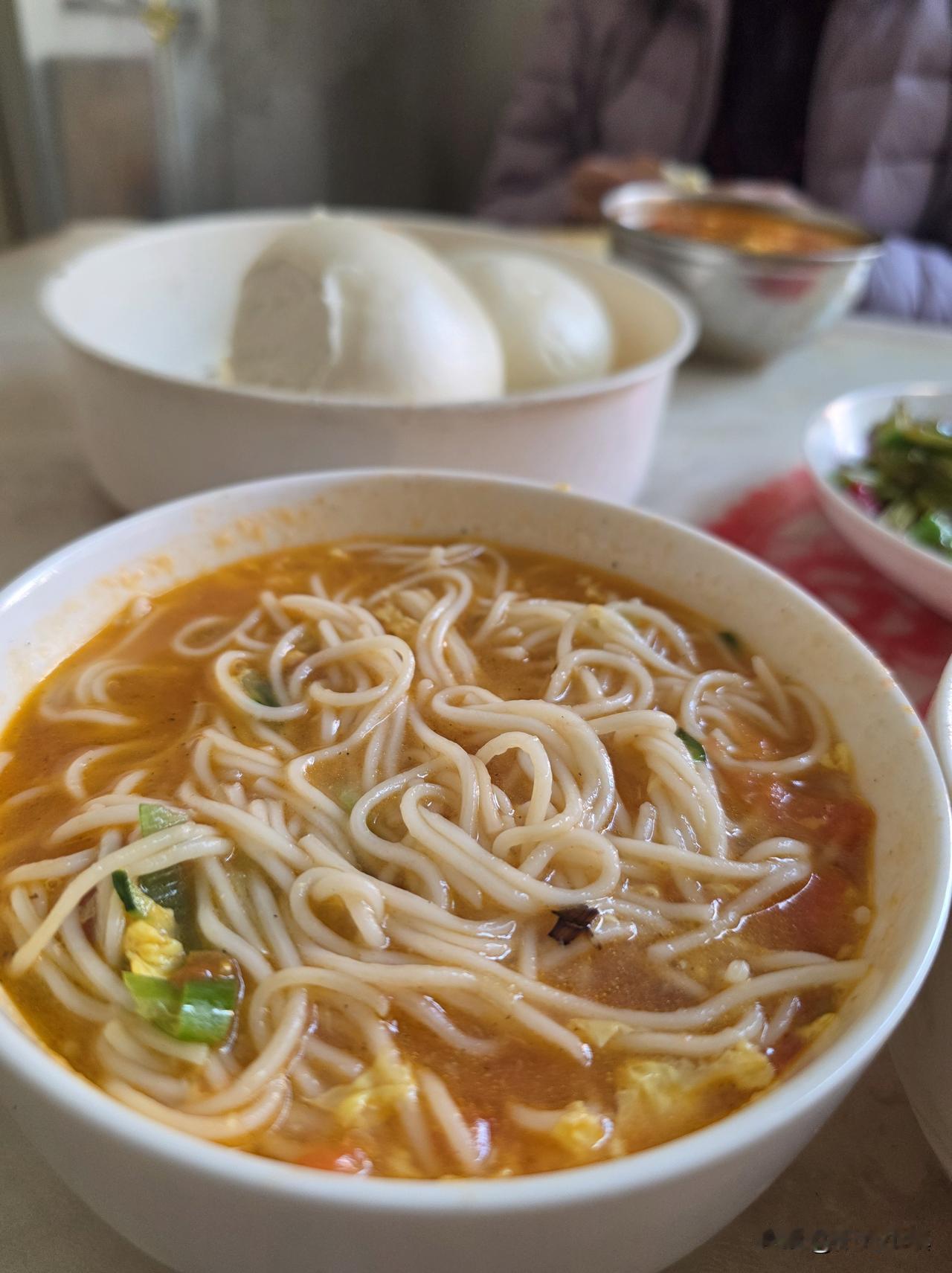 又和老母亲一起吃饭了，我们吃着世间最昂贵的饭菜……

西红柿鸡蛋面，昨晚的芹菜炒