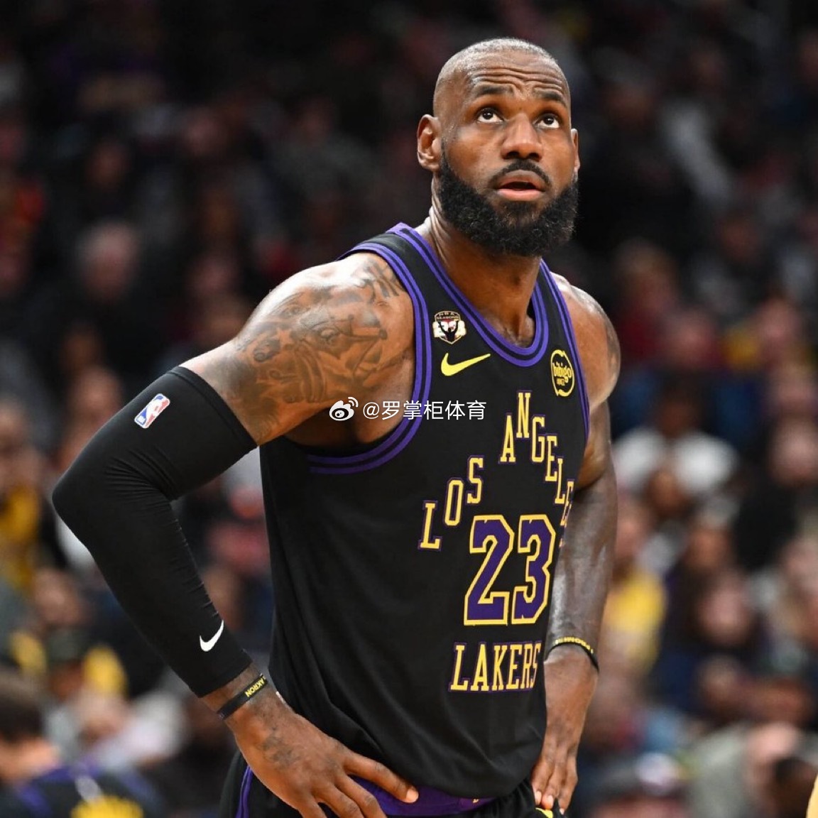 头号球星勒布朗今晚拿下 30 分、9 个篮板和 15 次助攻……但还是没能击败独