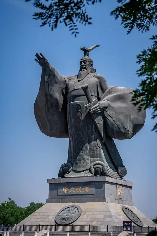 中国历史上最厉害的十位皇帝：

第一名：秦始皇
第二名：汉武帝
第三名：唐太宗