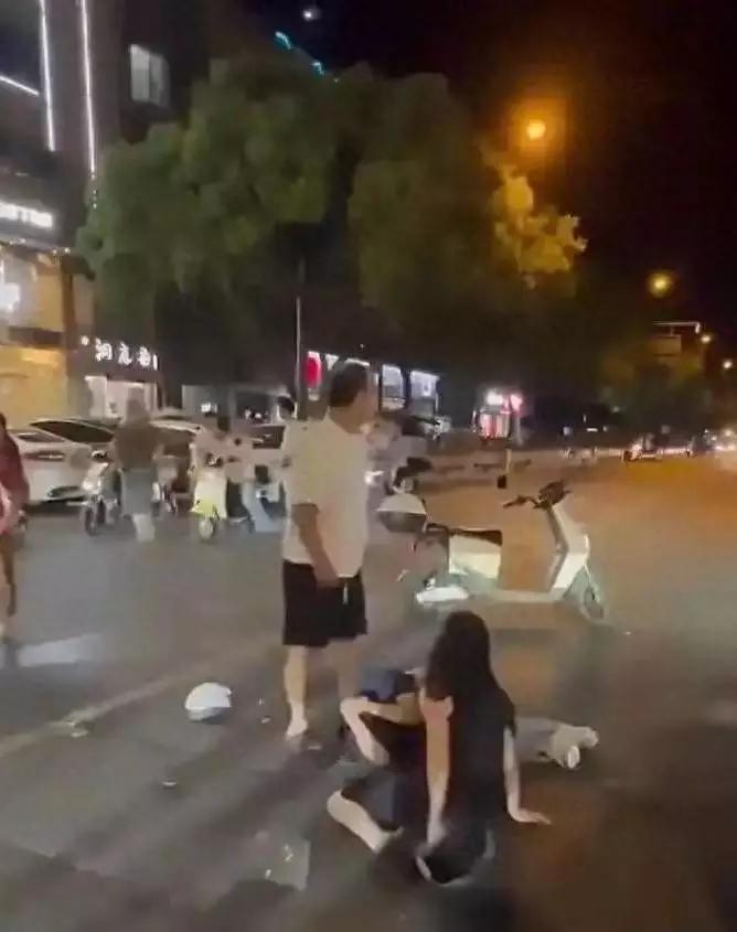 杭州这起丈夫当街暴打妻子情夫的事儿，真让人唏嘘。在街头，愤怒的丈夫直接对妻子情夫