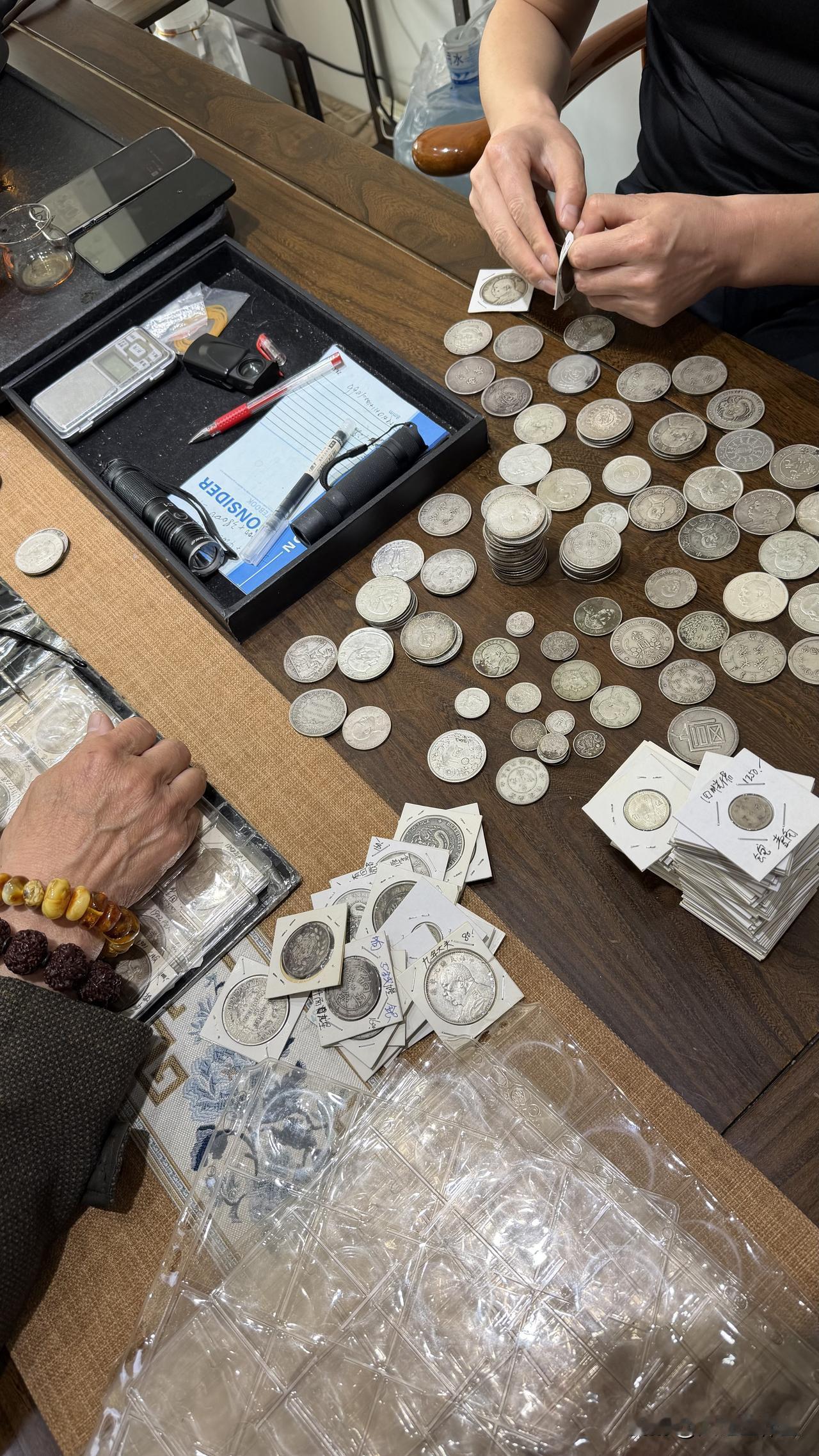 老藏家四十多年的心血都在这一册子里，今天拿到大地工作室，一枚一枚交流切磋，最后二