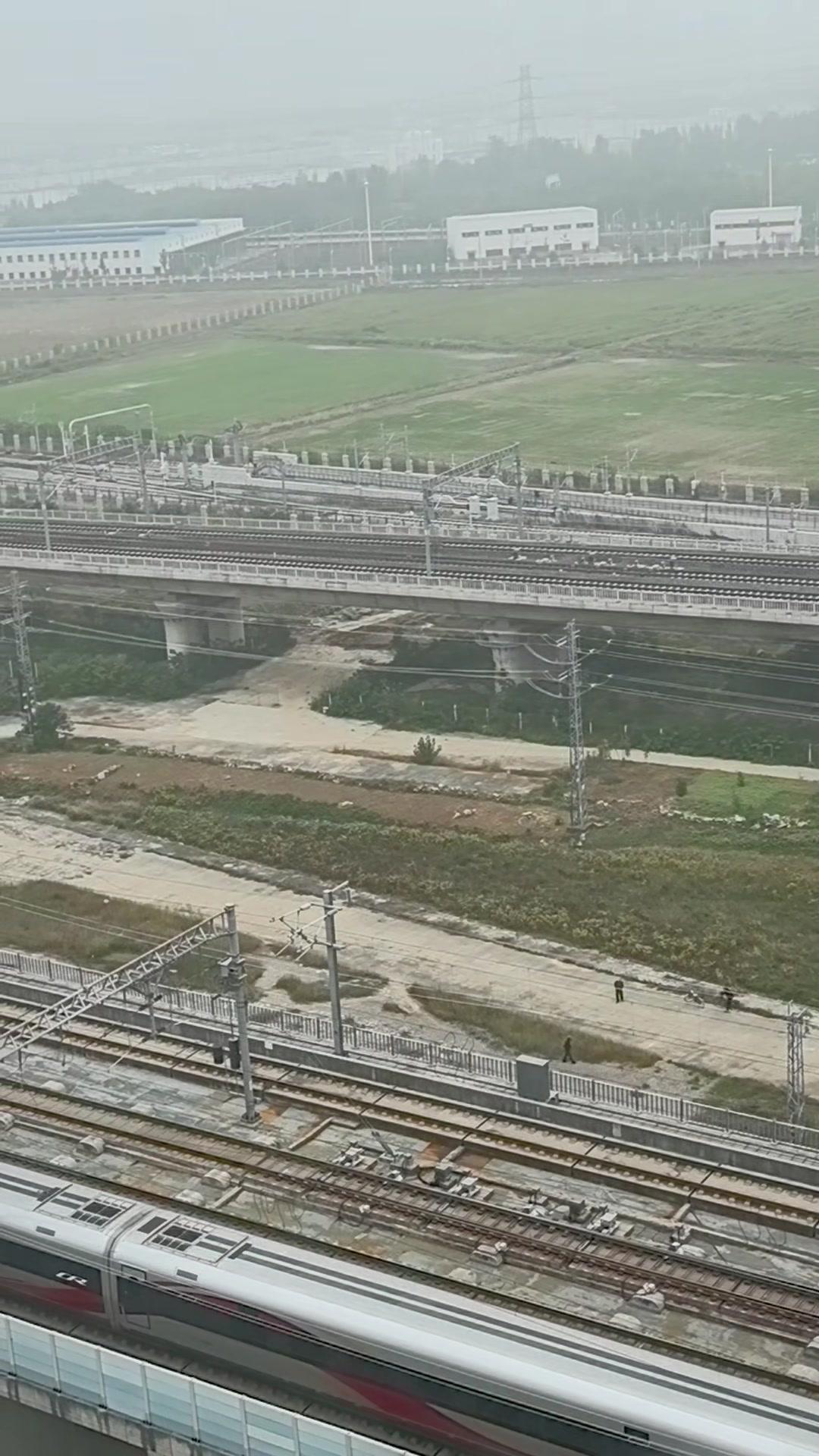 在徐州东站看到了震撼的一幕：龙凤呈祥高铁出站，地铁一号线红霞仙子入库，地铁六号线