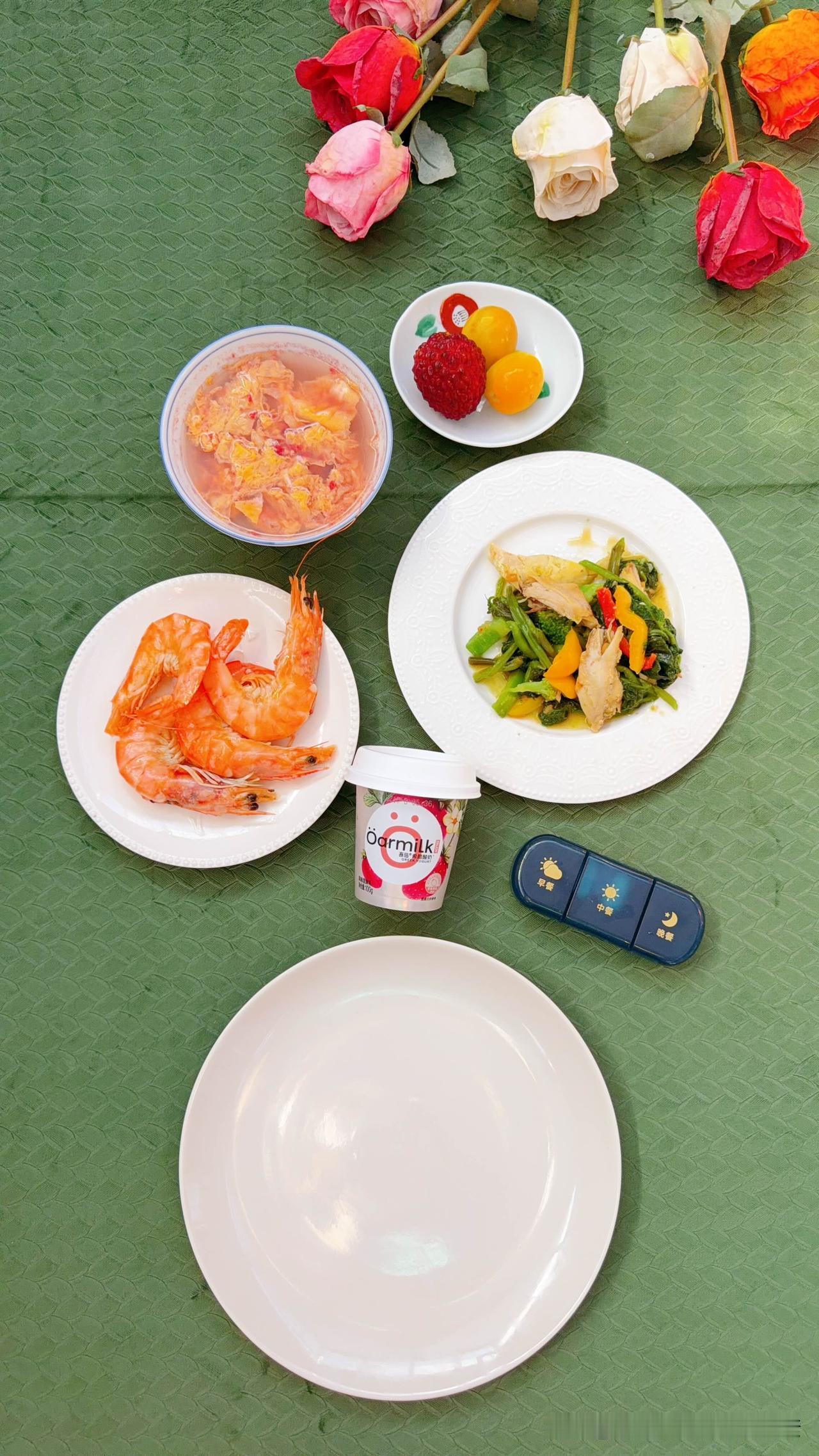 鸡蛋玫瑰酒酿，四个最大号的青岛大虾，特别Q弹好吃。彩椒蔬菜炒鸡肉。加餐吃希腊酸奶