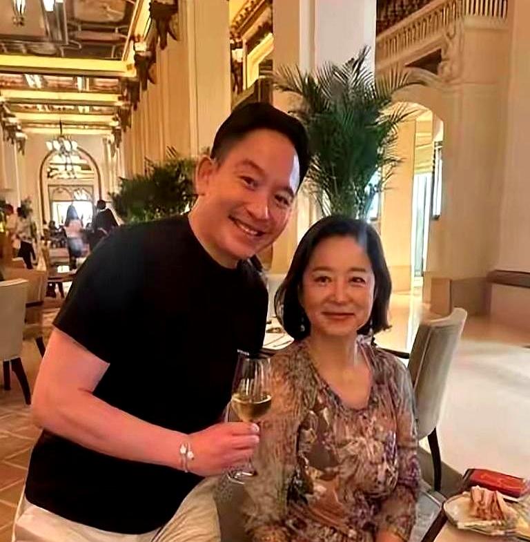 72岁的赵雅芝和71岁的林青霞，同样都是50后
 

两人状态差异明显，林青霞自