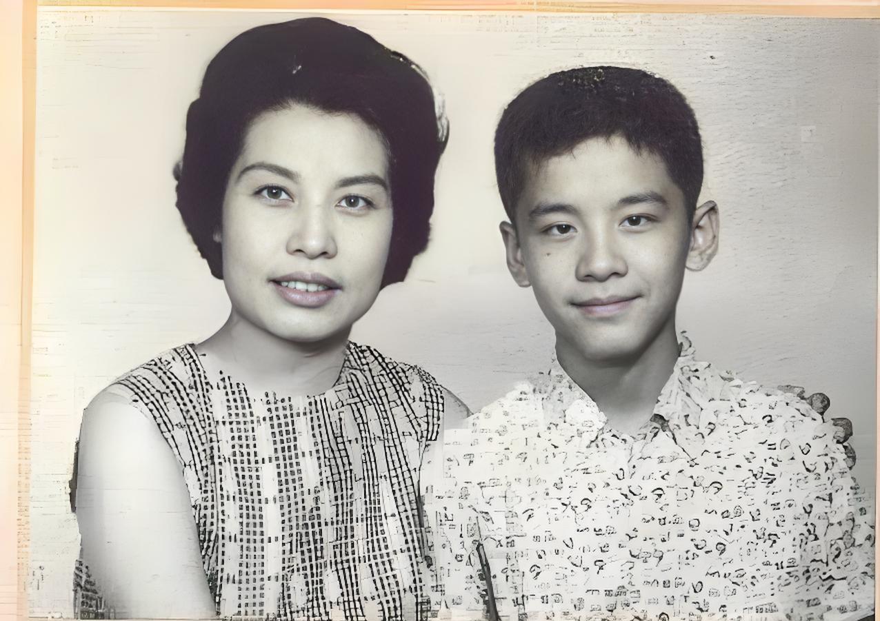 50年代，姜大卫和母亲红薇，一张温馨的合影，照片藏着香港影坛一段传奇家庭故事。