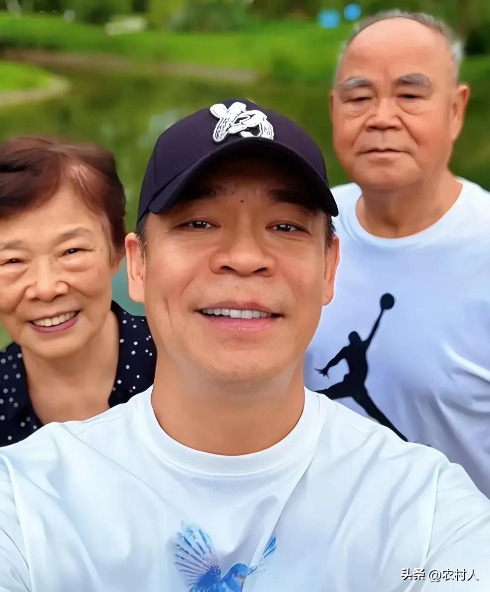 58岁的歌手孙浩至今未婚，父母为他的婚事天天发愁。孙浩也未免太自私了，从来不考虑