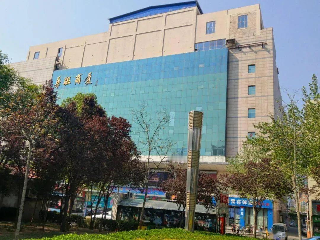 阳泉华联商厦的历史就跟红楼梦里面的贾府一样，到今天是败落了，里面的上至总经理下至