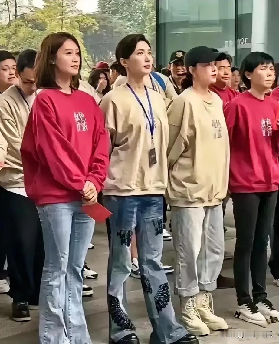 江疏影算是一位美女吧，而站在她左边的这位女演员看上去比她更加出色。苗条的身材，身