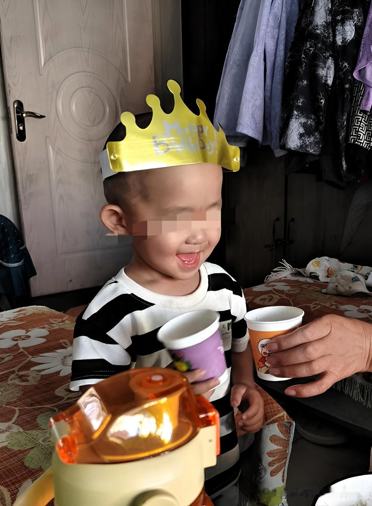 给娃过个简单生日，就一顶几块钱的纸皇冠，两个一次性小纸杯，小家伙直接乐到眯眼吐舌