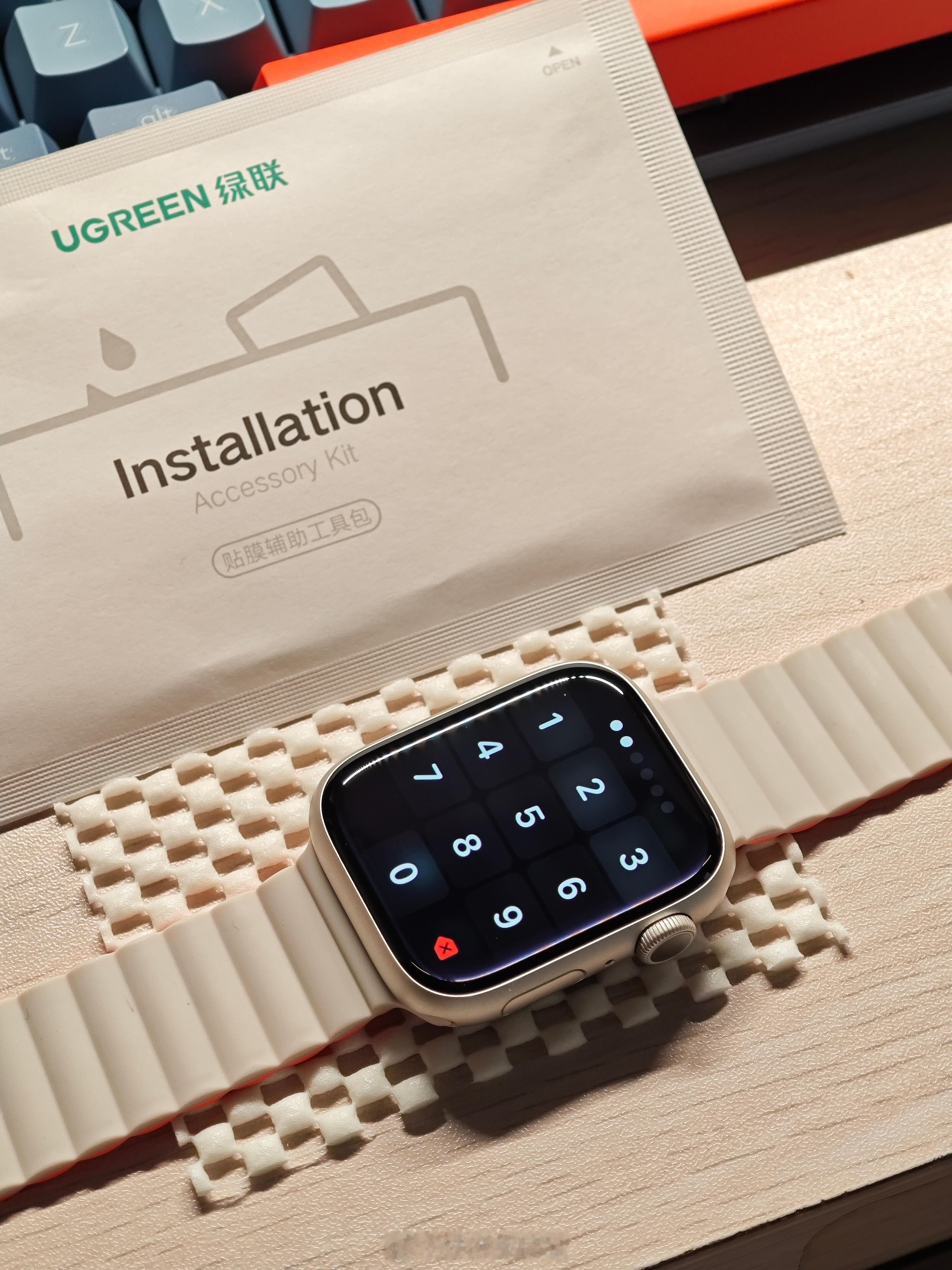强烈建议各位戴Apple Watch的同学都要贴个膜，不然表盘什么时候划伤的都不