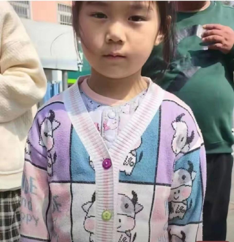 其实女孩遇害和他父亲有直接关系，都说冤家宜解不宜结。那个凶手和佩佩家住楼上楼下，