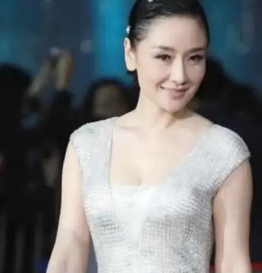2006年，正值事业巅峰期的李金羽，曾将一段恋情推向了婚姻的门槛。他在沈阳买下房