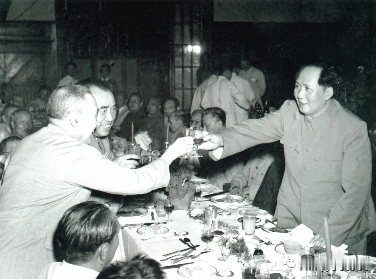 1949年七届二中全会上，毛主席提出了“六个不”，其中第三是“少喝酒”。
在此之