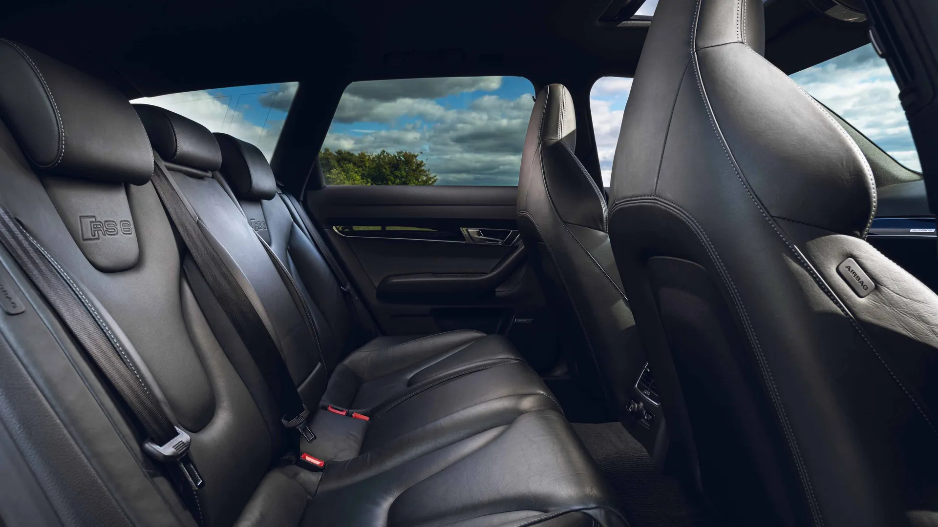 奥迪RS 6 Avant（C6），那时候的车有种真诚的感觉。线条简单，但型面美丽