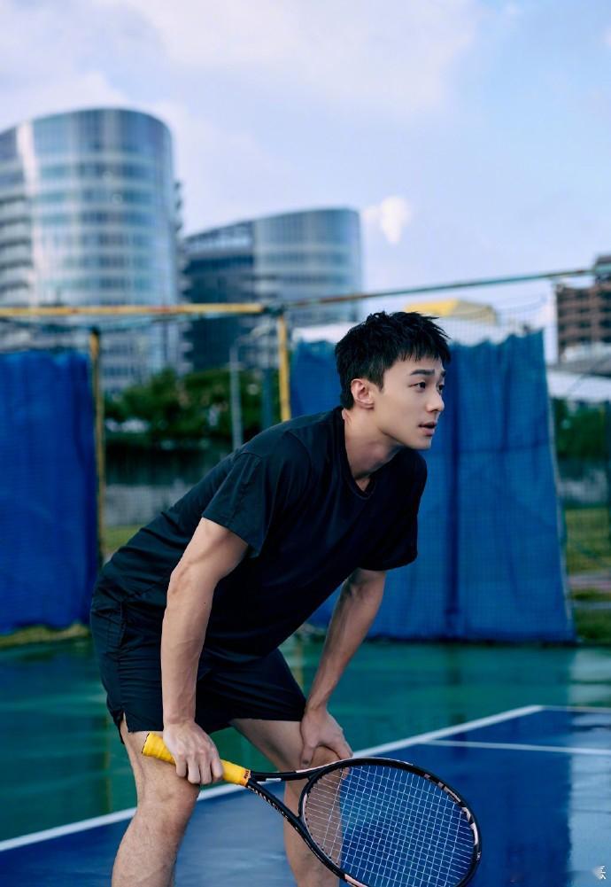 据台媒，施柏宇近日在拍摄时由于场地通风不畅晕倒，被立刻送医急诊，好在并无大碍。该