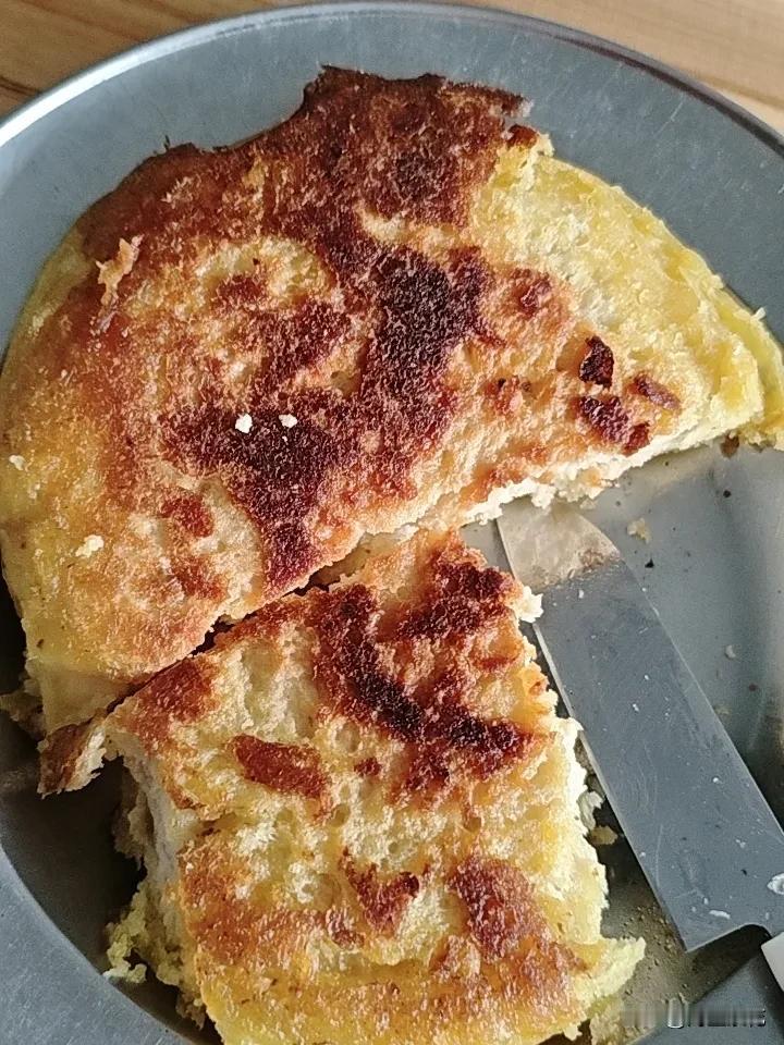 早上我做的面，除了蒸了八个馒头之外，剩下的面我就又用来烙了饼。
烙饼是用小火烙的