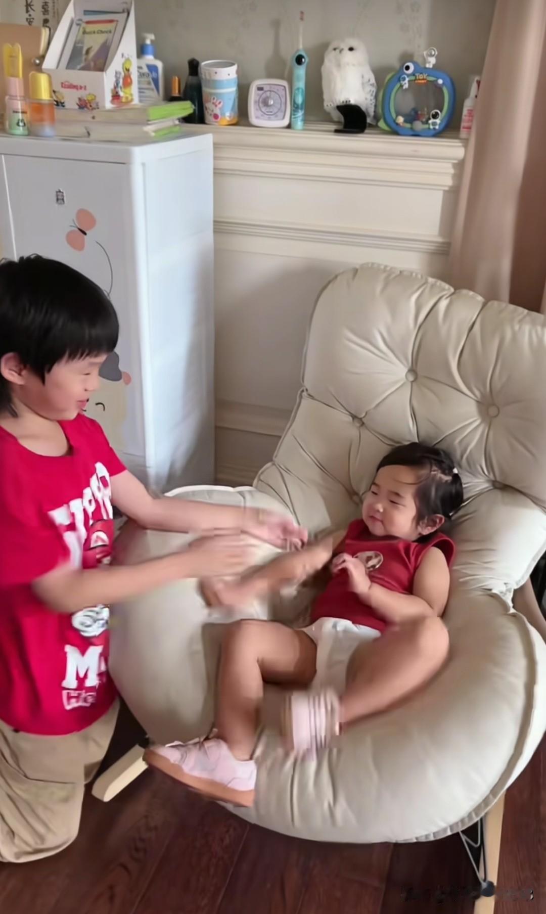 张纪中导演家的儿子嘟嘟化身小老师，正在耐心的教龙珠妹妹背诗，哥哥架势十足，有模有