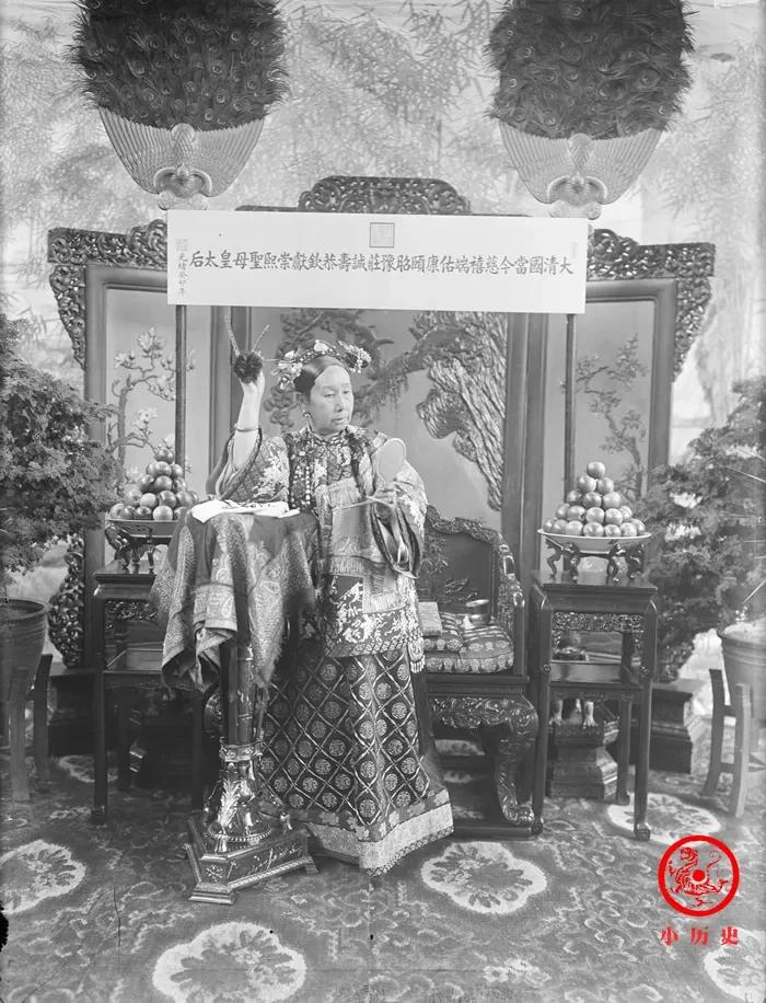 慈禧太后的这两张照片，都拍摄于1903年。画面中她做着同一个动作：揽镜自照。第一