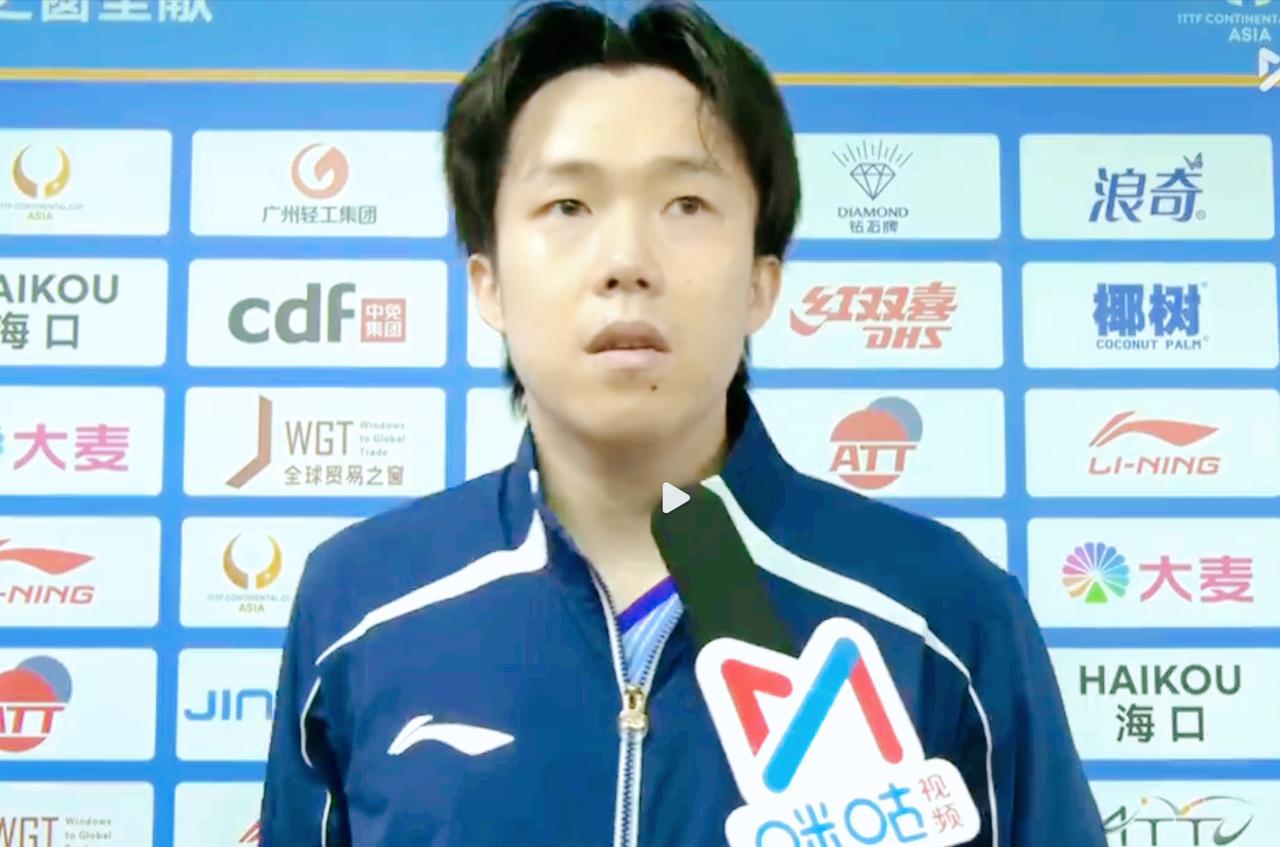 采访王楚钦的记者是李武军吗？
太专业了！

记者问王楚钦：
在第二局自己的发球轮