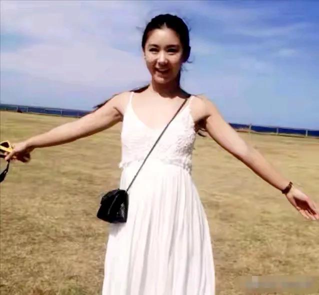 李小萌是娱乐圈特别的存在，她每次亮相都能让人感受到青春的美好，即使年已四十的她也