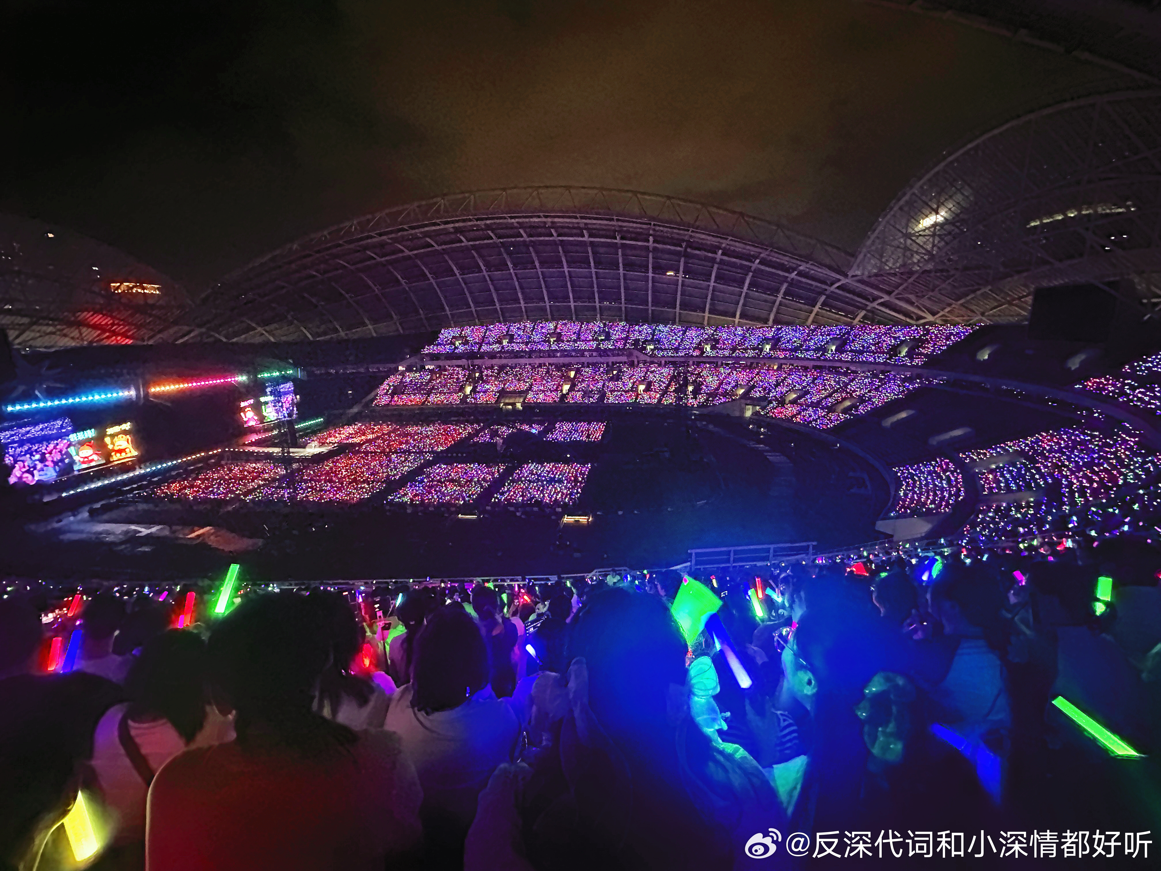 顶上看一片红周深2026深深的巡回演唱会周深沈阳演唱会