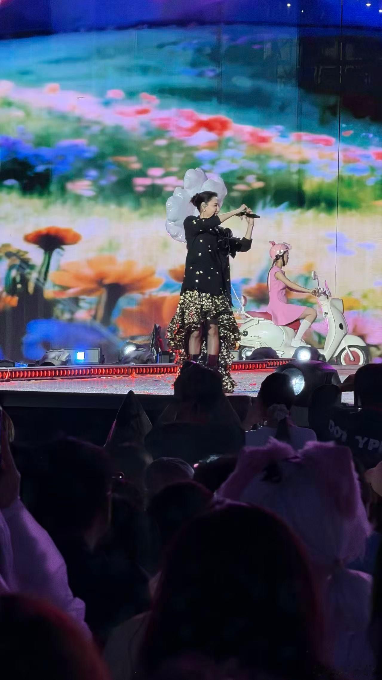 雅迪给张柏芝的仪式感绝了王鹤棣和雅迪的摩登之夜摩登之夜高光时刻不断，雅迪用心呈现