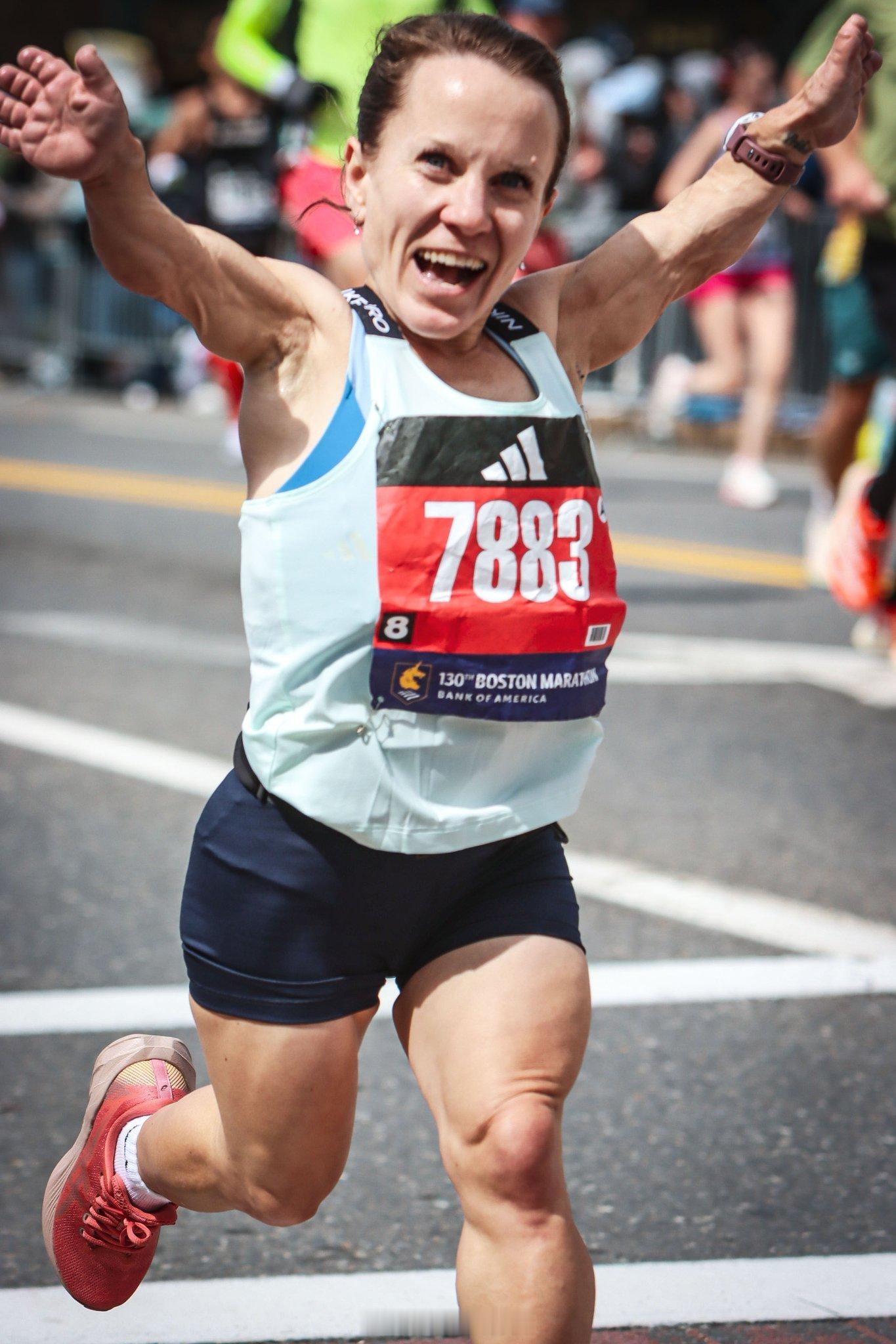 Juli Windsor 在2026波士顿马拉松中以3:49:42完赛，她是T4