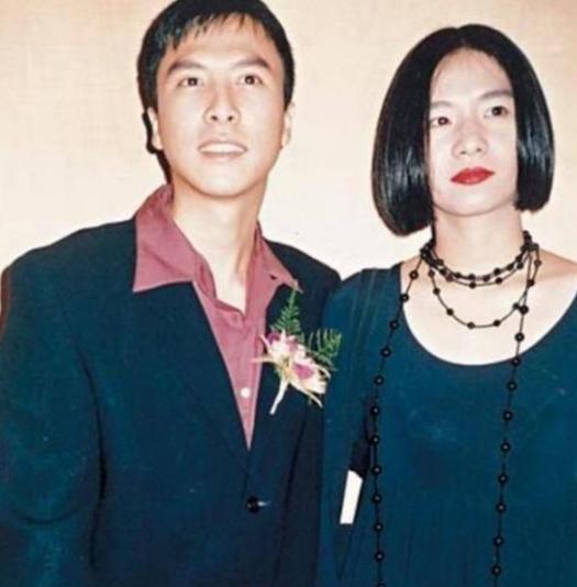 1994年，甄子丹和梁静慈两人闹离婚，离婚手续才办完没多久，梁静慈就发现自己怀孕