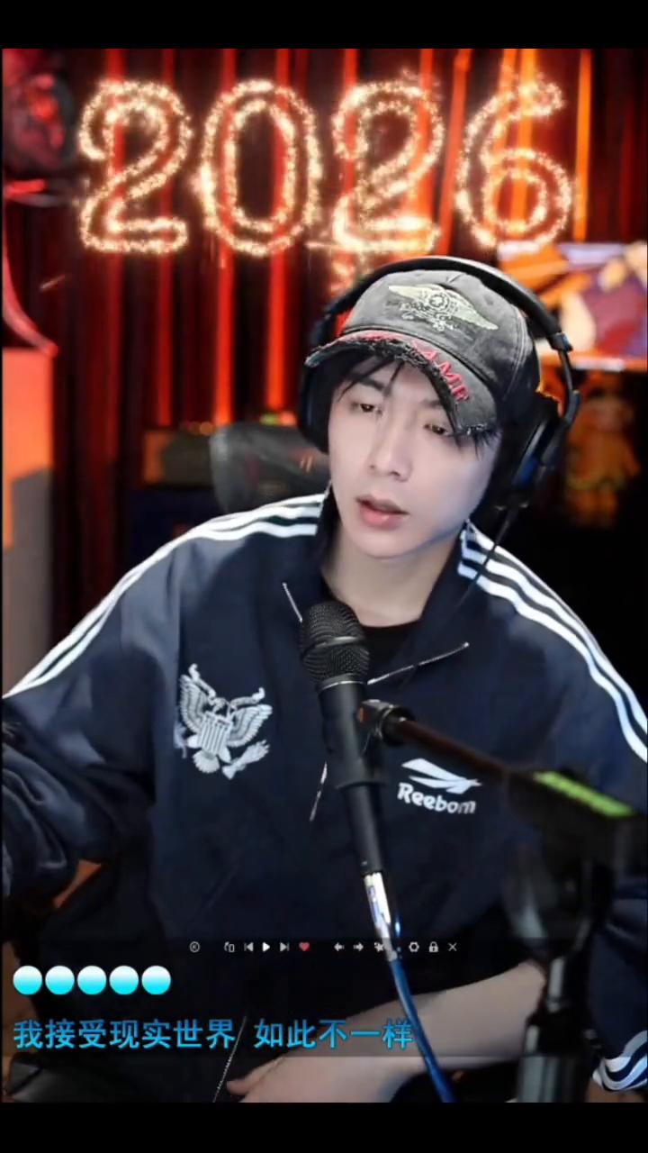 播完快一年了，你要跟我聊聊，让我想一想当时哪个表演演的不好，还是聊聊项目。
聊聊