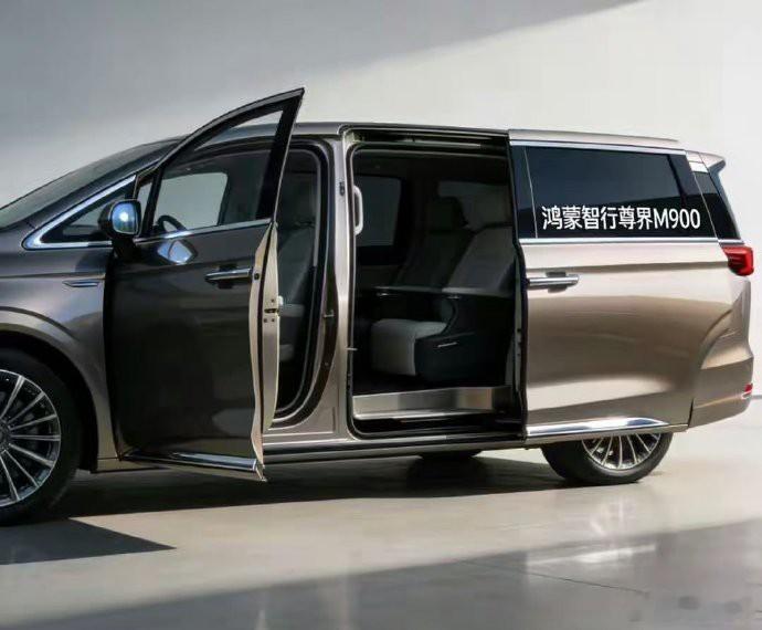 尊界M900，华为与江淮的匠心结晶，2026年震撼上市。尊界M900采用对开门设