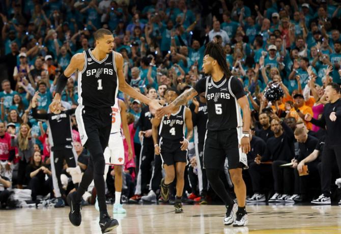 NBA总决赛，尼克斯对阵马刺的G3比赛中，出现了非常奇葩的一幕。科内特看起来真没
