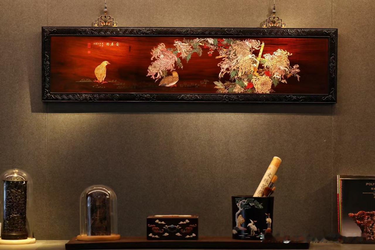 有些挂屏看的是工艺，有些挂屏看的是意境。

这幅《安居图》，以酸枝的沉稳衬托螺钿