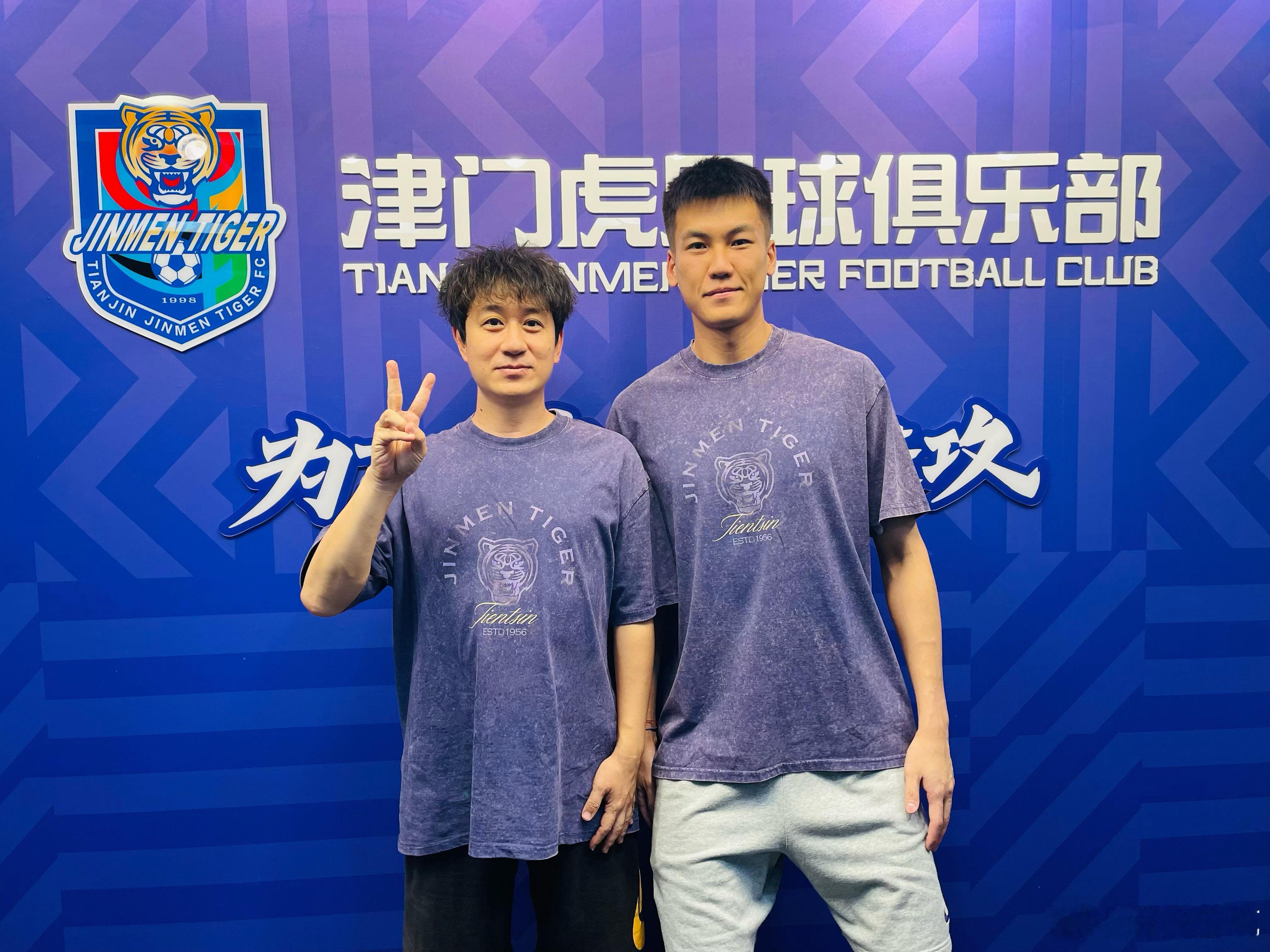 温馨提示：水洗体恤，和斜挎包，9月初还会有一小批补货。[哈哈] ​​​