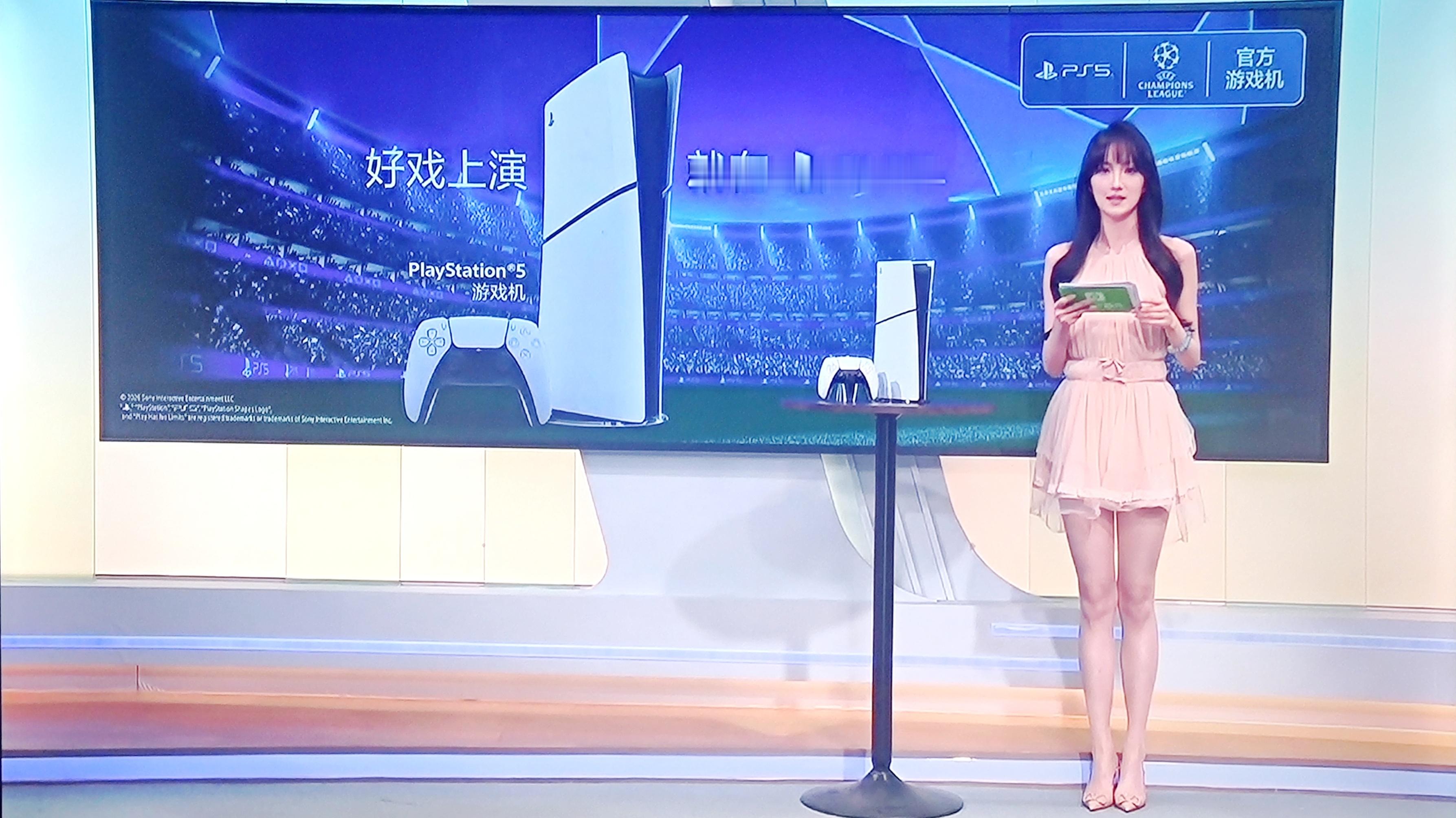欧冠决赛 PlayStation在欧冠直播室的这个广告……视觉中心完全被抢了