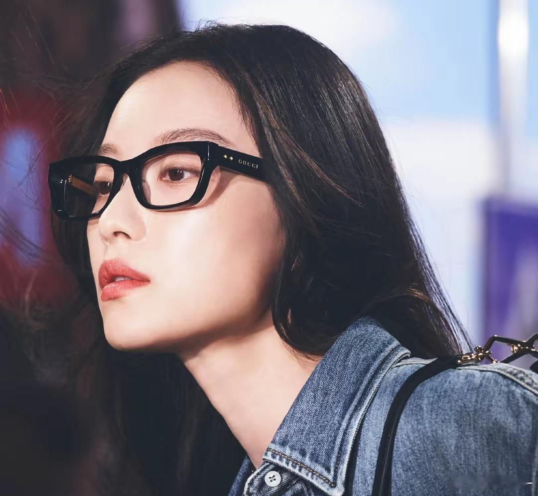 倪妮和GUCCI，积家，兰蔻，芭比布朗，CindyChao都有合作，倪妮的时尚待