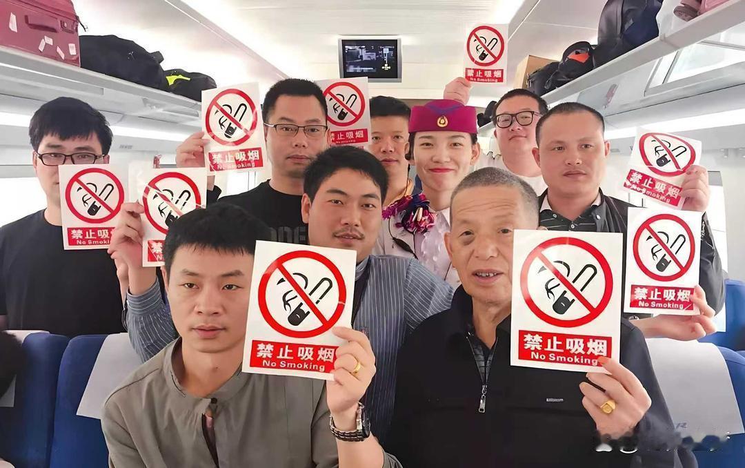 高铁站台成“吸烟区”？乘客吐槽：走一圈衣服都沾味！

近日不少人发现，高铁站台吸