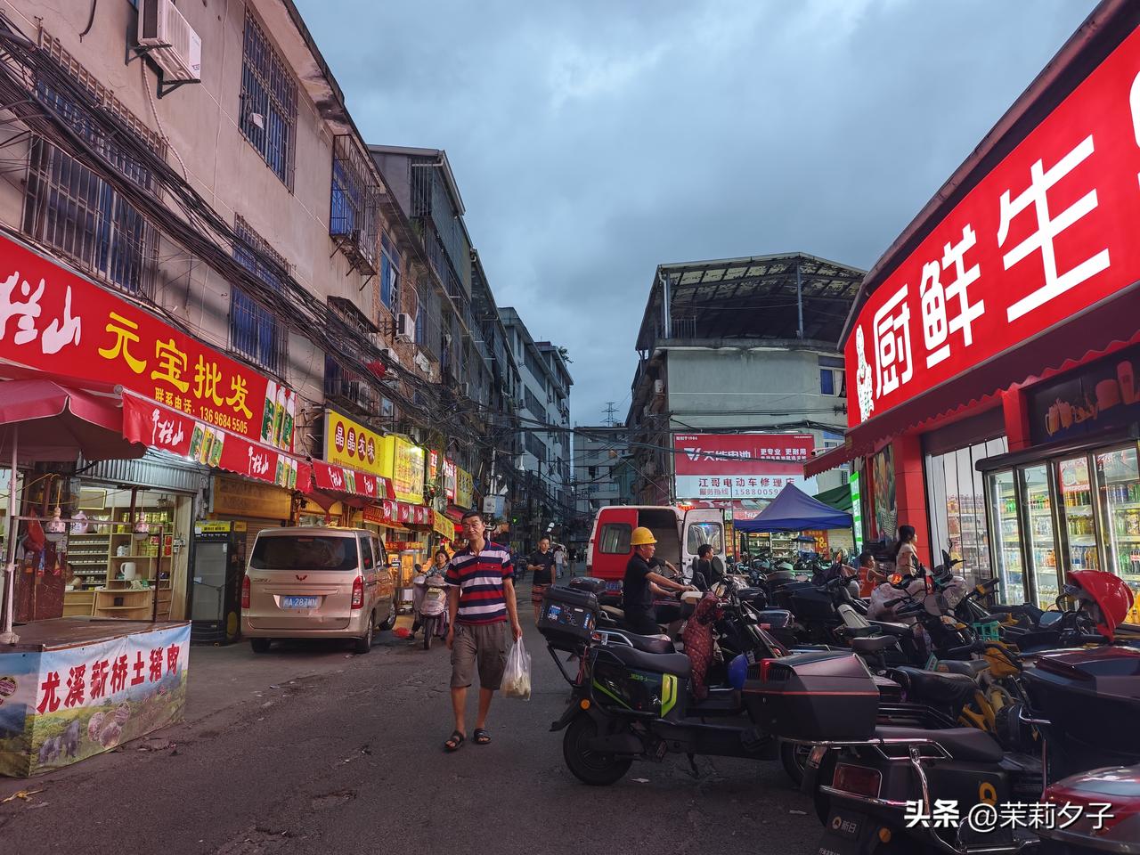 福州仓山高湖村超市还是旧超市的样子，没有高大的装修，食材摆放整齐、新鲜、平价就能