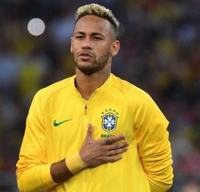 桑托斯全队球员短暂休假，内马尔 为了冲击世界杯，在私人的家庭训练室里，刻苦训练着