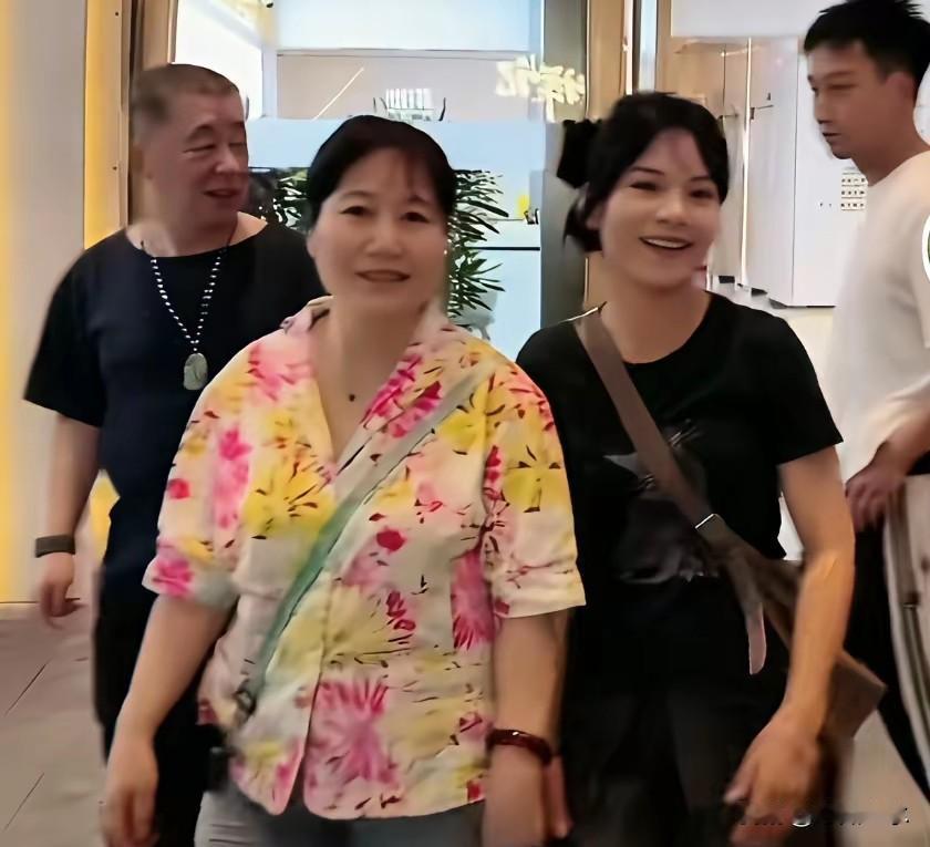 阿花小梅住新屋，干爹包办一切，这关系真只是“干亲”？

2026年6月，阿花和小