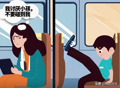 江苏南京，在开往长沙的高铁上，本应是轻松的旅程，却出了状况。一女子被邻座男孩用脚