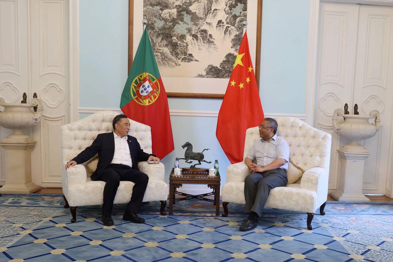 7月3日，中交集团党委书记、董事长宋海良在葡萄牙首都里斯本拜会中国驻葡萄牙大使杨