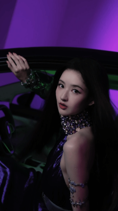 王玉雯开车门变装一眼万年王玉雯车门变装又美又飒 紫调光影里的王玉雯也太绝了✨挂脖