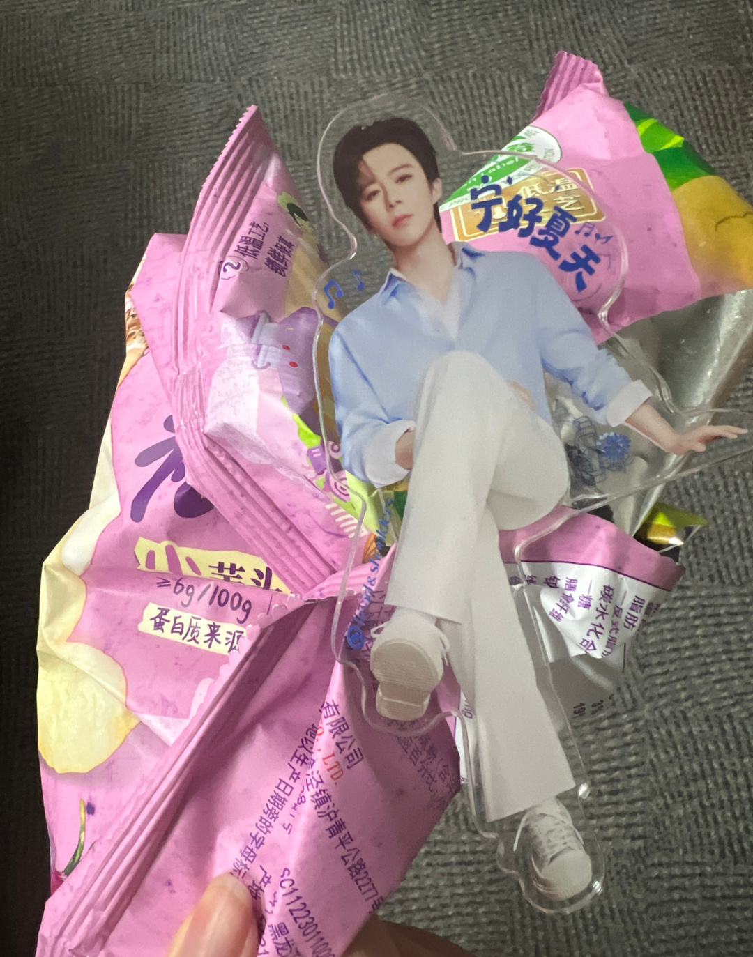 翻出来半袋小芋头儿片，不知道是什么时候夹上放起来的，应该还是可以吃的吧！ 
