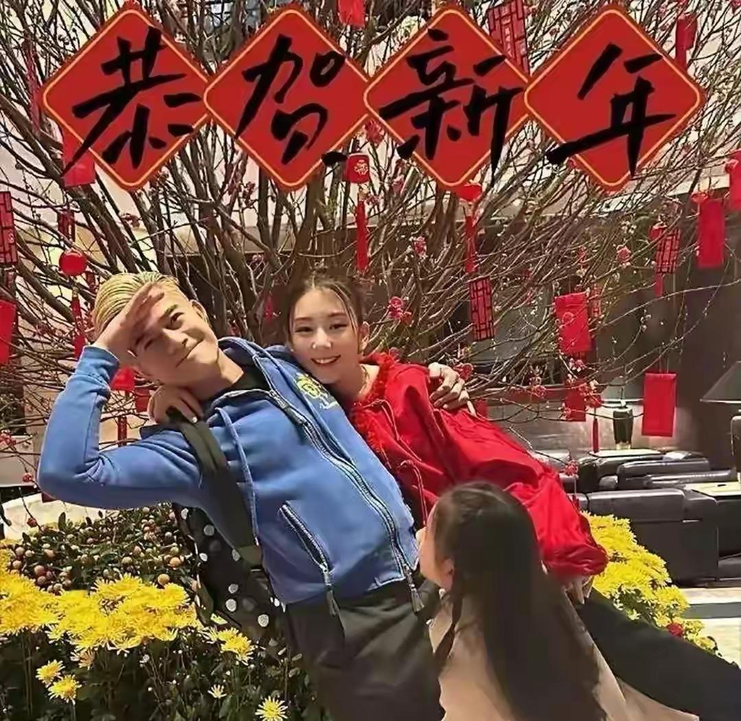 中学毕业照像一帧被时光定格的剪影，藏着青春最本真的模样——未经世事打磨的青涩在眉