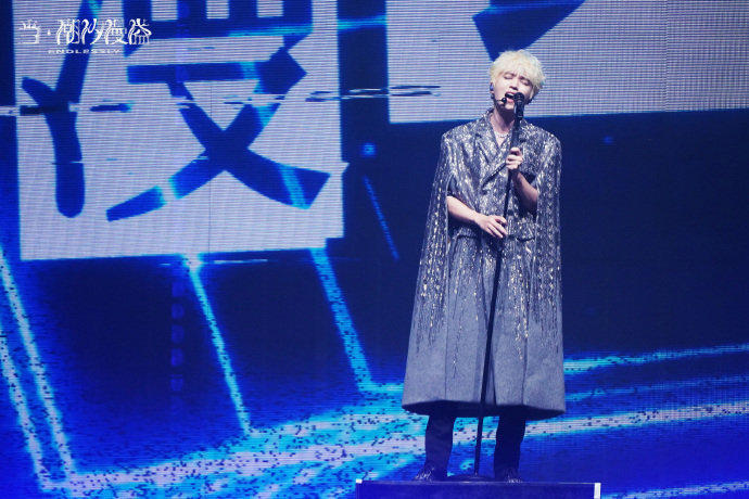 谁教王俊凯这样跪着唱情歌的一曲情歌配上跪姿演绎，王俊凯把歌曲内里藏着的缠绵爱意具