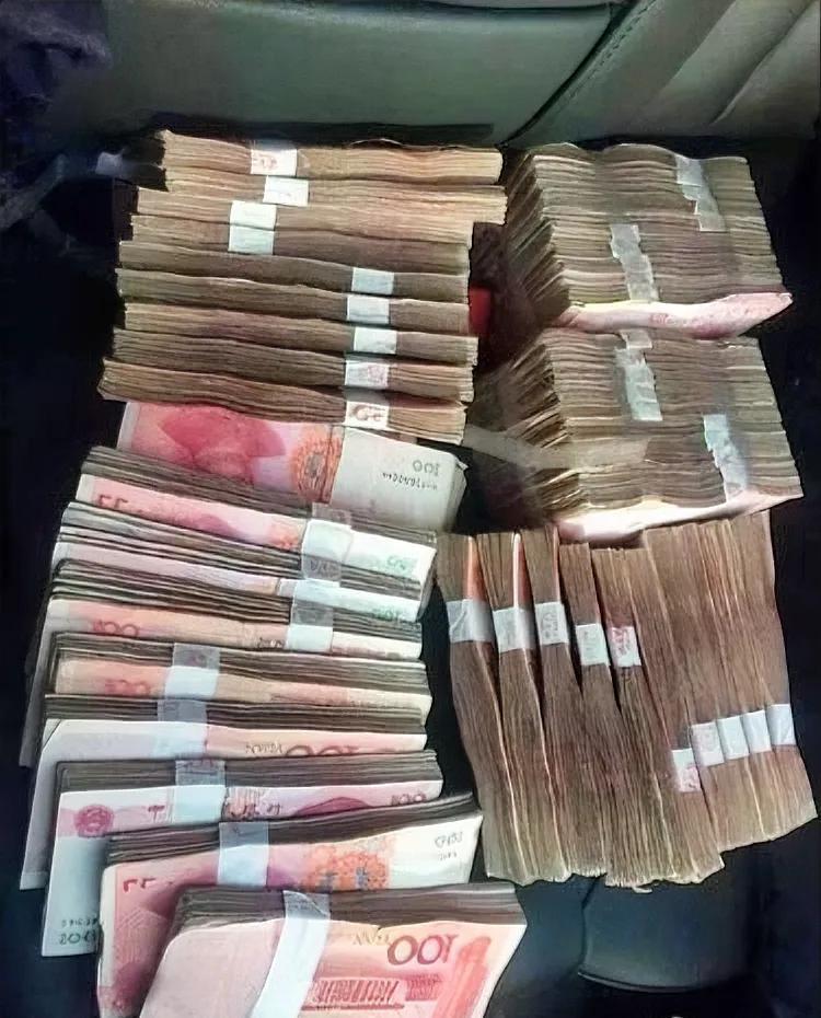 3年前，我将20万元放入银行做了定期存款，昨天到期了。

当我去银行想要续存时，