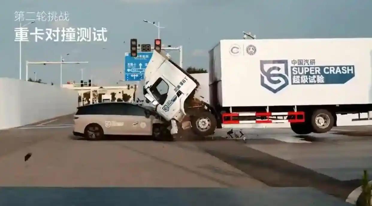 懂车之道讯近日，懂车之道获悉，理想汽车首款纯电SUV陷入重卡对撞测试争议。在7月