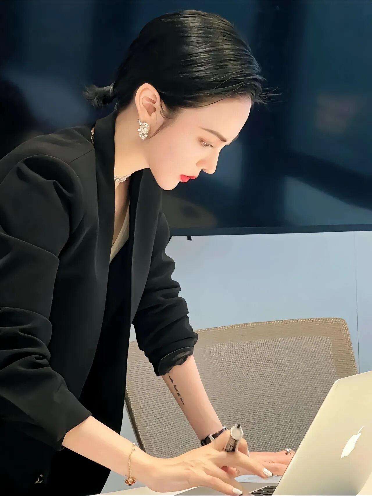 婚姻里谁赚钱多谁说了算，真不是开玩笑。我以前全职在家，老公月入两千我都得问他要钱